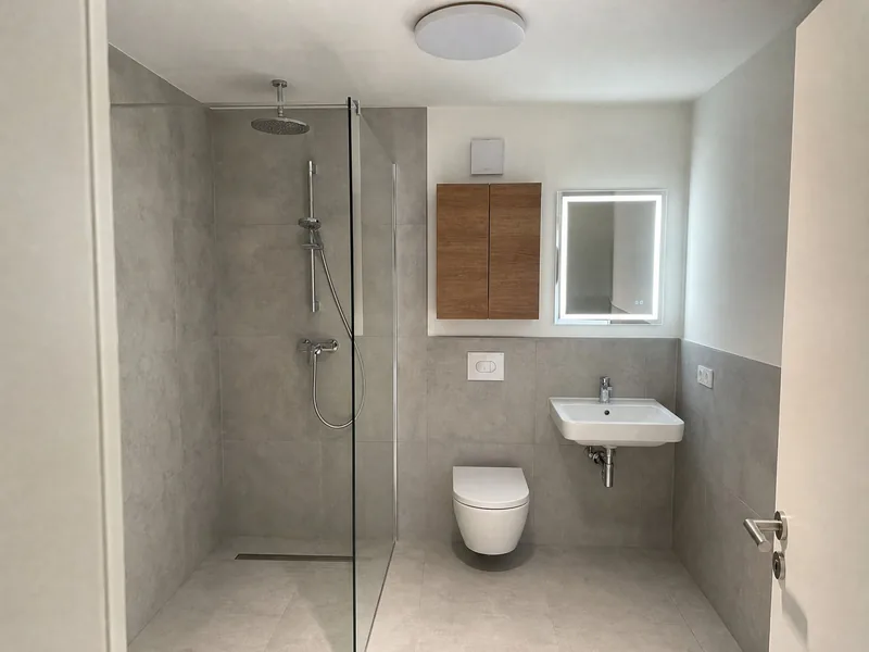 Bad in Betonoptik mit bodengleicher Dusche und Waschbecken