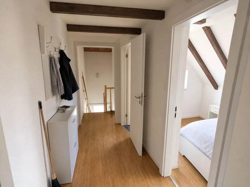 Flur mit Garderobe und Blick in ein Zimmer